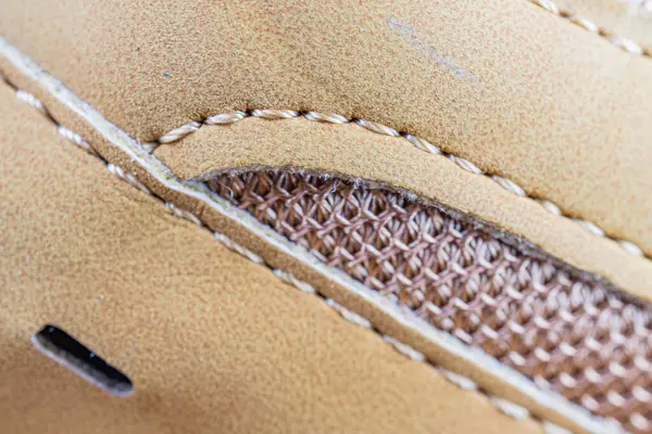 Yüksek çözünürlüklü görüntü, kahverengi bir ayakkabının iç kısımlarını gösteriyor. Karmaşık dikiş ayrıntıları ve pazarlama ayakkabıları için uygun kaliteli malzemeler var.