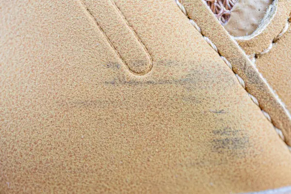 Eski süet ayakkabı ayaklarının yakın plan görüntüsü, dayanıklılığı ve klasik pazarlama tarzını vurguluyor