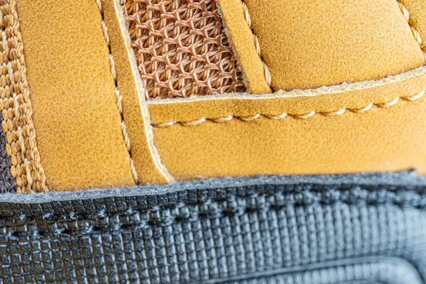 Sert, açık hava ayakkabısı tabanı olan kahverengi ve siyah desenli bir taban resmi.