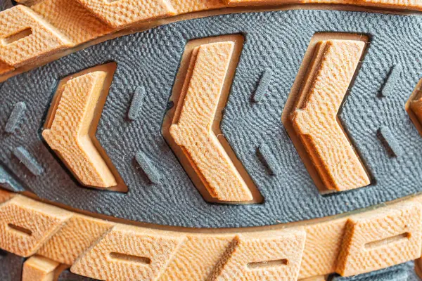 Sağlam bir yürüyüş botu, uzun bir yol tutuşu, yüksek kaliteli deri ya da deri gibi üst kısmı var.