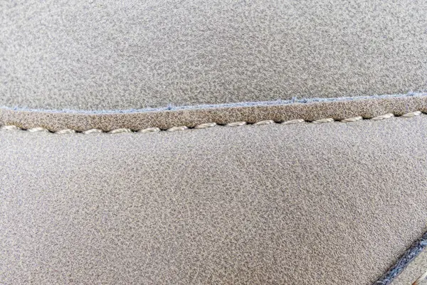 İyi işlenmiş bir eşyaya yakın çekim, muhtemelen bagaj malzemesi, düzgün dikişli ve dayanıklı bir dokusu var.