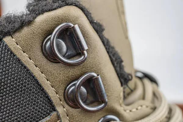 Modaya uygun bir spor ayakkabısının görüntüsü desenli, metal göz ve lastik tabanlı. Ayakkabı, reklam amaçlı olarak kapalı bir arka planda bulanık bir şekilde ayarlanmış.