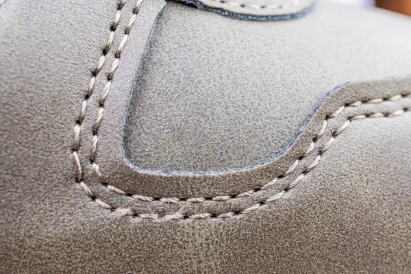 Ayakkabı bölümünün yakın plan görüntüsü. Dili vampir derisine ya da görünür dikişli dayanıklı malzemeye dikilmiş. Pazarlamada el işi, detay ve kalite için kullanılıyor.