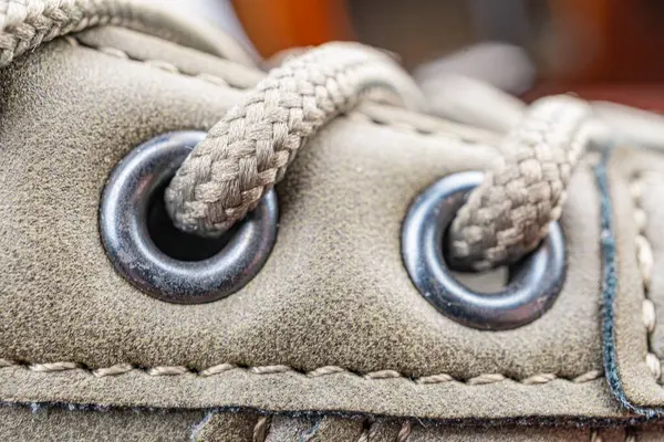 Dayanıklılığı ve alışılmışın dışında tasarımı vurgulayan, iki metal gözlüklü, dayanıklı ve dayanıklı bir ayakkabıya yakın plan.