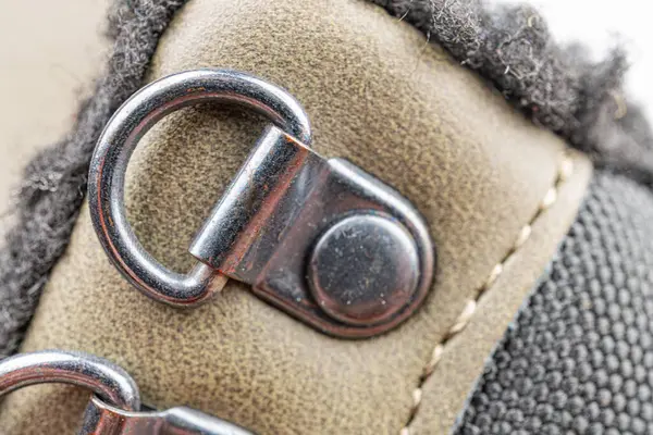 Metalik toka kapama sistemi olan engebeli bir ayakkabının yakın plan görüntüsü.