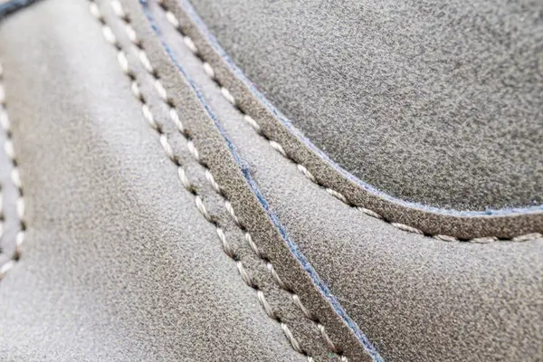 Dekoratif dikişli desenli derinin yakın plan görüntüsü, ayakkabı ya da bagaj gibi kalıcı ürünleri pazarlamak için uygun kalitede işçilik sergilemesi