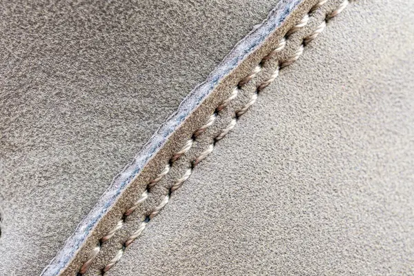 Bu, ayakkabı tabanındaki detaylı dikişleri gösteren, yüksek kaliteli işçiliği vurgulayan yakın plan bir resim. Atış, ürünlerin pazarlama amaçları için seçici bir odak noktasını vurguluyor.