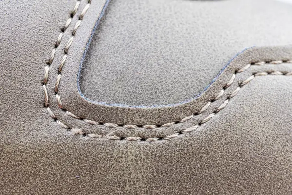 Görüntü, yüksek kaliteli, lüks bir ayakkabı dikme detayını vurguluyor.