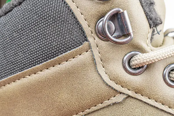 Metalik göz ve bağcıklı yüksek kaliteli deri ayakkabılar, pazarlama malzemeleri için uygun dayanıklılık ve stili vurguluyor ya da açık hava tutkunlarını, maceracıları ya da...