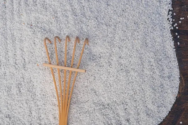Beyaz pirinçli ahşap çubuklardan oluşan köşegen bir düzenleme.