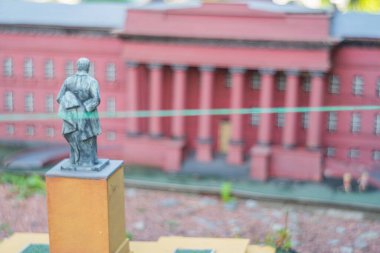 Doric sütunları, simetrik pencereleri ve kırmızı taş cepheli büyük neoklasik bir bina. Görüntü mimari detaylar ve tarihsel öneme odaklanıyor: Kyiv, Ukrayna 06-11-2024