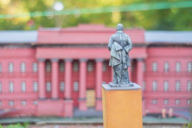 Resim, Neoklasik bir bina, merkezi pediatri ve büstle simetrik bir cephe, klasik mimari ilkelere bağlı sütunlar, Kyiv, Ukrayna 06-11-2024