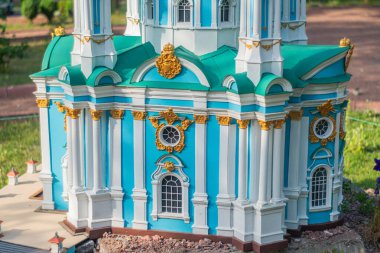 St. Andrew Kilisesi Ukrayna Ortodoks kilisesinin minyatür bir modeli, altın aksanlı parlak mavi ve beyaz duvarlar ve karmaşık desenler - Kyiv, Ukrayna 06-11-2024.