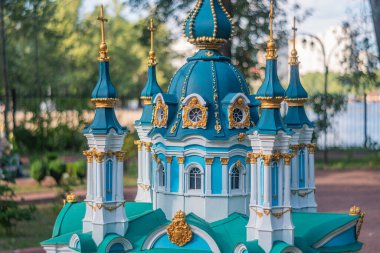 St. Andrew Kilisesi Ukrayna Ortodoks kilisesinin minyatür bir modeli, altın aksanlı parlak mavi ve beyaz duvarlar ve karmaşık desenler - Kyiv, Ukrayna 06-11-2024.