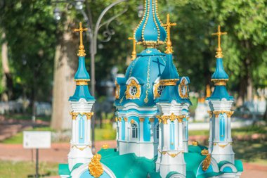 St. Andrew Kilisesi Ukrayna Ortodoks kilisesinin minyatür bir modeli, altın aksanlı parlak mavi ve beyaz duvarlar ve karmaşık desenler - Kyiv, Ukrayna 06-11-2024.