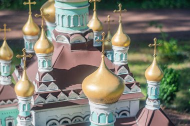 Çoklu altın aksanlı kubbelerle süslenmiş geleneksel bir Ukrayna dini binası, zengin bir kültür mirası ve mimari denge gösteriyor Kyiv, Ukrayna 06-11-2024