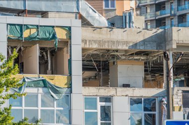 Görüntü, bariyeri görünen ve beton kısmen çökmüş çok katlı bir binanın yer aldığı kentsel bir çürüme sahnesini gösteriyor. Kyiv, Ukrayna 06-11-2024