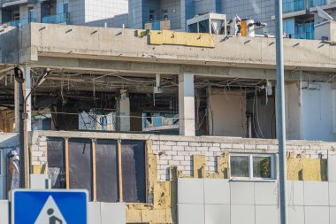 Görüntü, kısmen yıkılmış bir binanın yenilendiği veya yeniden inşa edildiği çağdaş bir inşaat alanını gösteriyor. Bu da altyapı güncellemesine işaret ederken, p Kyiv, Ukrayna 06-11-2024