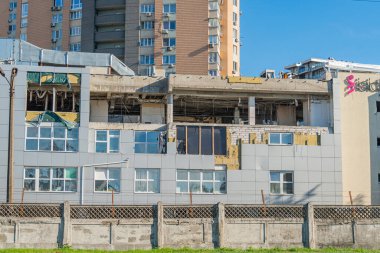 Kentsel bozulma görüntülerinde, bakımsızlık ve bozulma nedeniyle hasar görmüş çok katlı bir bina görülüyor. Yakınlardaki yüksek katlı bir bina, Ukrayna, Ukrayna, 06-11-2024