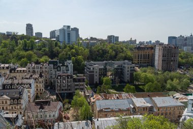 İyi organize edilmiş bir şehir manzarasının panoramik bir görüntüsü, tarihsel ve modern mimarinin karışımı, yeşil alanların kesişmesi, canlı bir şehrin Kyiv, Ukrayna 06-11-2024