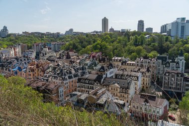 Panoramik bir görüntüde çeşitli mimari tarzlara sahip bir kentsel alan, konut ve ticari binaların bir karışımı ve zamanla büyümeye dair ipuçları veren yoğun bir yerleşim planı yer alıyor Th Kyiv, Ukrayna 06-11-2024