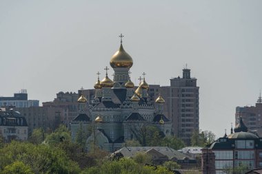 Pokrovsky Nunnery geleneksel Ukrayna mimarisi birden fazla altın haçlı kubbe ve kuleye sahip, bir kilise veya katedral kompleksinin parçası bina Kyiv, Ukrayna 06-11-2024 'e karşı kurulmuştur.
