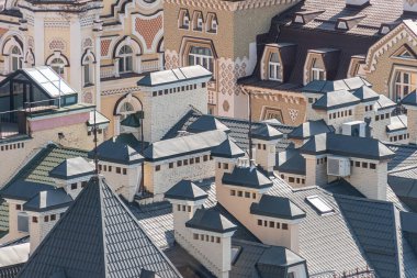 Tarihsel açıdan zengin, yoğun bir şehir manzarasının panoramik bir görüntüsü mimari stiller ve canlı renklerin bir karışımı ile resim çeşitli gabayt çatıları süslenmiş Kyiv, Ukrayna 06-11-2024