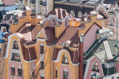 Avrupa tarzı binalar, çeşitli mimari stil ve renklerin sergilendiği tarihi bir bölgenin görüntüsü, koruma çabalarının Kyiv, Ukrayna 06-11-2024