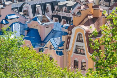 Baie des Anges, Nice, France Baroque ve Belle Poque tarzı pembe ve sarı cepheli Negresco Oteli manzaralı, işlenmiş demir balkonlar, gable 'lar ve i Kyiv, Ukrayna 06-11-2024