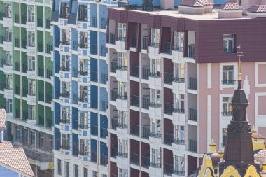 Yüzyıl ortası, canlı, modern binalar ön cephesinde koyu renkler ve geometrik desenler sergiliyor, Ukrayna 06-11-2024 kentsel zemin Kyiv, Ukrayna