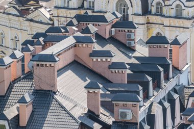 Tarihi Avrupa şehir manzarasının büyüleyici bir görüntüsü, kırmızı tuğlalı, karmaşık çatılı geleneksel ve modern mimarinin bir karışımını sergiliyor, eşsiz tasarımlar, Kyiv, Ukrayna 06-11-2024