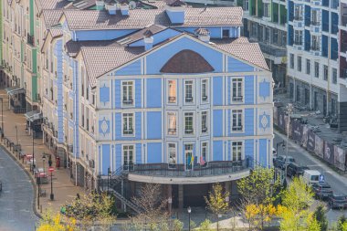 Kyiv, Ukrayna 06-11-2024 gibi tutarlı dekoratif detaylara sahip soluk ve koyu mavi simetrik dizaynlı çarpıcı bir neoklasik bina.