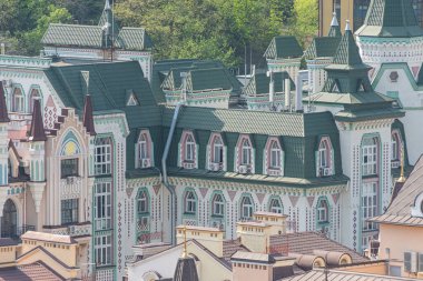 Alp mimarisinin yer aldığı renkli, çok katlı bir Avrupa kasabası. Binaların geniş körfez pencereleri ve dik çatıları var. Dormer Kyiv, Ukrayna 06-11-2024