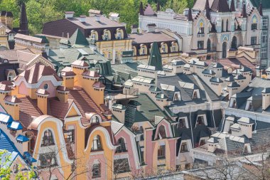 Gotik ve Barok mimarisi, canlı binalar, dik çatılar, karmaşık cepheler, ikametgah ticari mülkleri, terracotta fayansları, eski-wo Kyiv, Ukrayna 06-11-2024