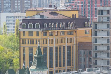 Tarihi neoklasik mimariyle modern bir yapının bir karışımı, şehir manzarası Kyiv, Ukrayna 06-11-2024