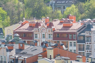 Kırmızı çatılarla karakterize edilen modern ve geleneksel mimarinin bir karışımını sergileyen çok ailelik binaların bulunduğu çeşitli yerleşim yerleri, I Kyiv, Ukrayna 06-11-2024