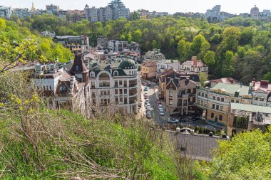 Kyiv, Ukrayna, Ukrayna 06-11-2024 kentsel sahne entegre edilmiş yerleşim ve ticari binalar içeren canlı, pitoresk bir şehir.