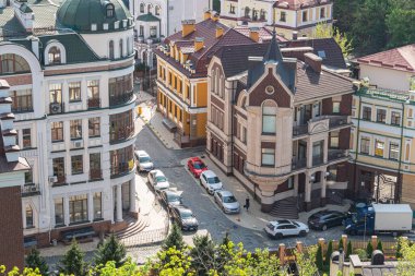 Tarihsel mimarisi ve ince toprak tonlarının yer aldığı, Avrupa 'da güzel bir yerleşim yeri. Görüntü, stil karışımı Hintin Kyiv, Ukrayna 06-11-2024' ü gösteriyor.
