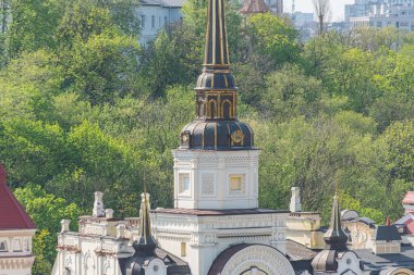 Merkezi kulesi iki küçük kuleyle çevrili büyük, klasik bir yapı. Ön cephede Yunan ve Roma mimarisini ima eden sütunlar bulunuyor. Predomi Kyiv, Ukrayna 06-11-2024