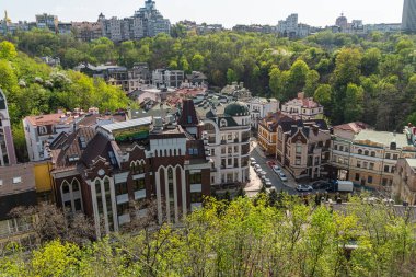 Yoğun nüfuslu kentsel bir bölgenin panoramik bir görüntüsü, çeşitli mimari yapıya sahip, zamanla büyüme ve evrimi ima eden şehir manzarası klasik, süslemeli, mod Kyiv, Ukrayna 06-11-2024