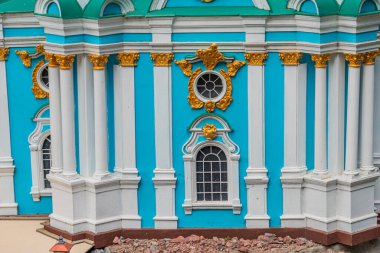 St. Andrew Kilisesi Ukrayna Ortodoks kilisesinin minyatür bir modeli, altın aksanlı parlak mavi ve beyaz duvarlar ve karmaşık desenler - Kyiv, Ukrayna 06-11-2024.