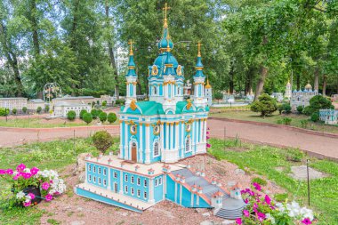 St. Andrew Kilisesi Ukrayna Ortodoks kilisesinin minyatür bir modeli, altın aksanlı parlak mavi ve beyaz duvarlar ve karmaşık desenler - Kyiv, Ukrayna 06-11-2024.
