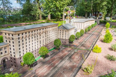 Klasik mimari unsurlar ve kaliteli işçilik gösteren ikonik bir otel veya kurumun ayrıntılı modeli Kyiv, Ukrayna 06-11-2024