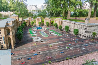 Merkezi neoklasik Roma yapısı, çeşitli binalar, kentsel düzen, trafik ışığı Kyiv, Ukrayna 06-11-2024