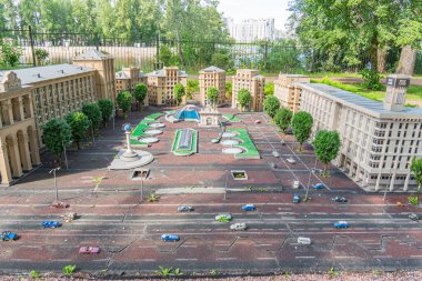 Büyük bir neoklasik bina, kaldırım taşı avlusu, çeşme, sokak mobilyası, ağaç Kyiv, Ukrayna 06-11-2024