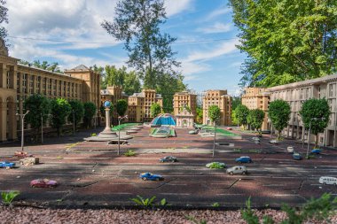 Şehir meydanını ya da kamusal alanı temsil eden bir şehir manzarasının minyatür mimari modelini gösteren model, tarihi ya da eklektik stil bu Kyiv, Ukrayna 06-11-2024