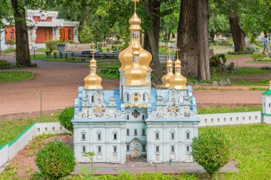 Kyiv Pechersk Lavra. Ukrayna 'nın 06-11-2024 tarihli Ukrayna imanını simgeleyen canlı dekorasyonlar ve altın kubbelerle süslenmiş beyaz duvarlı Ukrayna Ortodoks kilisesi ayrıntılı bir minyatür modelde sergileniyor..