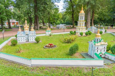 Kyiv Pechersk Lavra. Ukrayna 'nın 06-11-2024 tarihli Ukrayna imanını simgeleyen canlı dekorasyonlar ve altın kubbelerle süslenmiş beyaz duvarlı Ukrayna Ortodoks kilisesi ayrıntılı bir minyatür modelde sergileniyor..