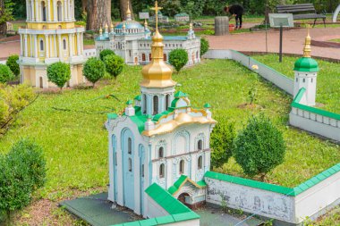 Kyiv Pechersk Lavra. Ukrayna 'nın 06-11-2024 tarihli Ukrayna imanını simgeleyen canlı dekorasyonlar ve altın kubbelerle süslenmiş beyaz duvarlı Ukrayna Ortodoks kilisesi ayrıntılı bir minyatür modelde sergileniyor..
