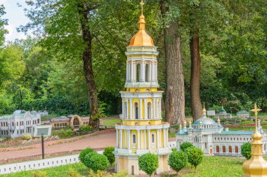 Kyiv Pechersk Lavra. Ukrayna 'nın 06-11-2024 tarihli Ukrayna imanını simgeleyen canlı dekorasyonlar ve altın kubbelerle süslenmiş beyaz duvarlı Ukrayna Ortodoks kilisesi ayrıntılı bir minyatür modelde sergileniyor..